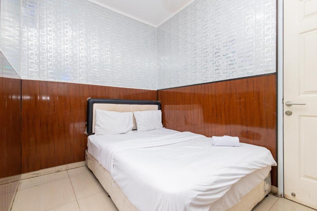 Posteľ alebo postele v izbe v ubytovaní Alfa Guesthouse Serpong Mitra RedDoorz