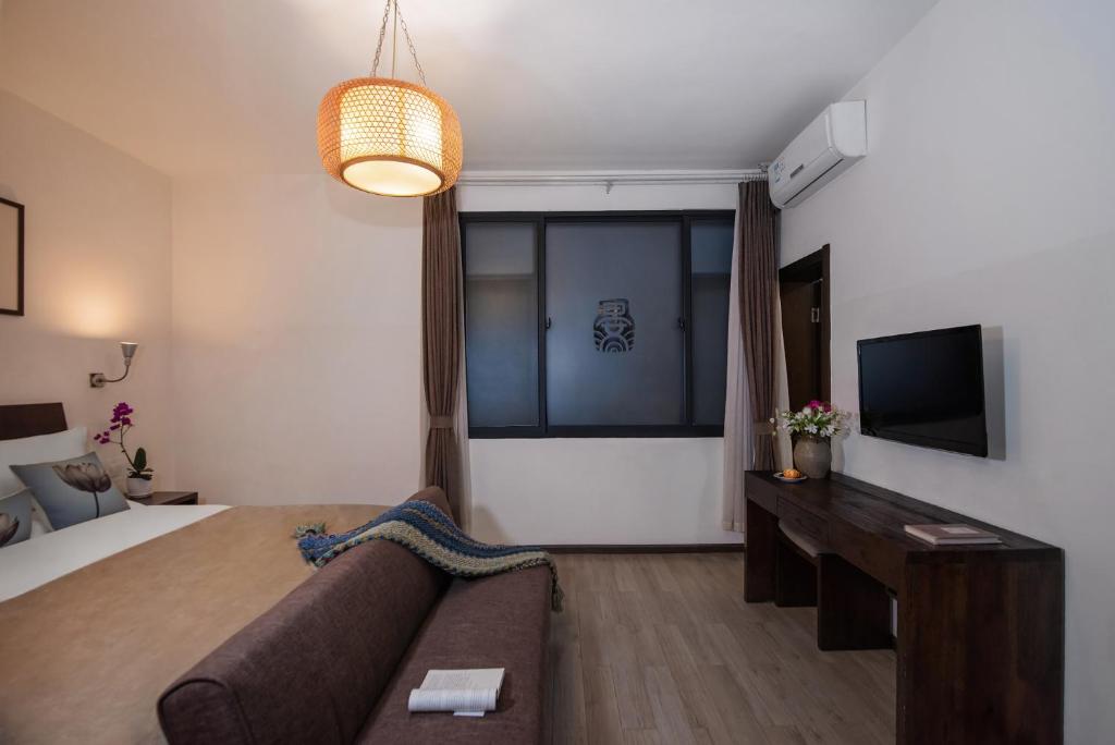 TV a/nebo společenská místnost v ubytování Dali Yanyuan Erhai Retreat