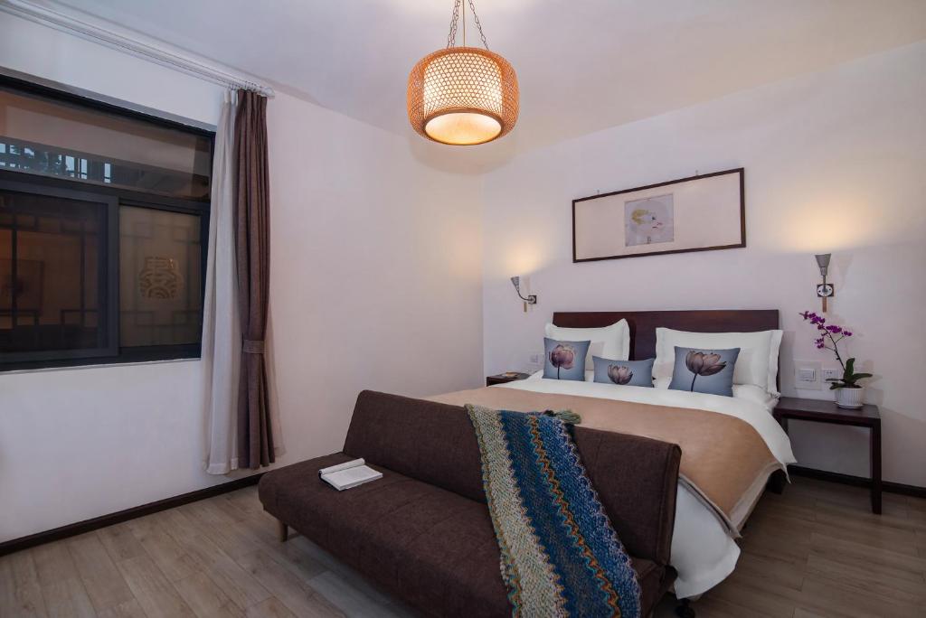 Postel nebo postele na pokoji v ubytování Dali Yanyuan Erhai Retreat