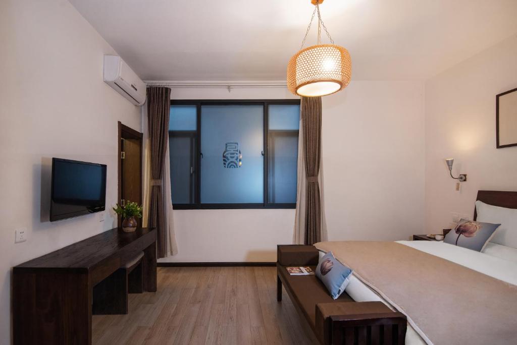 TV a/nebo společenská místnost v ubytování Dali Yanyuan Erhai Retreat