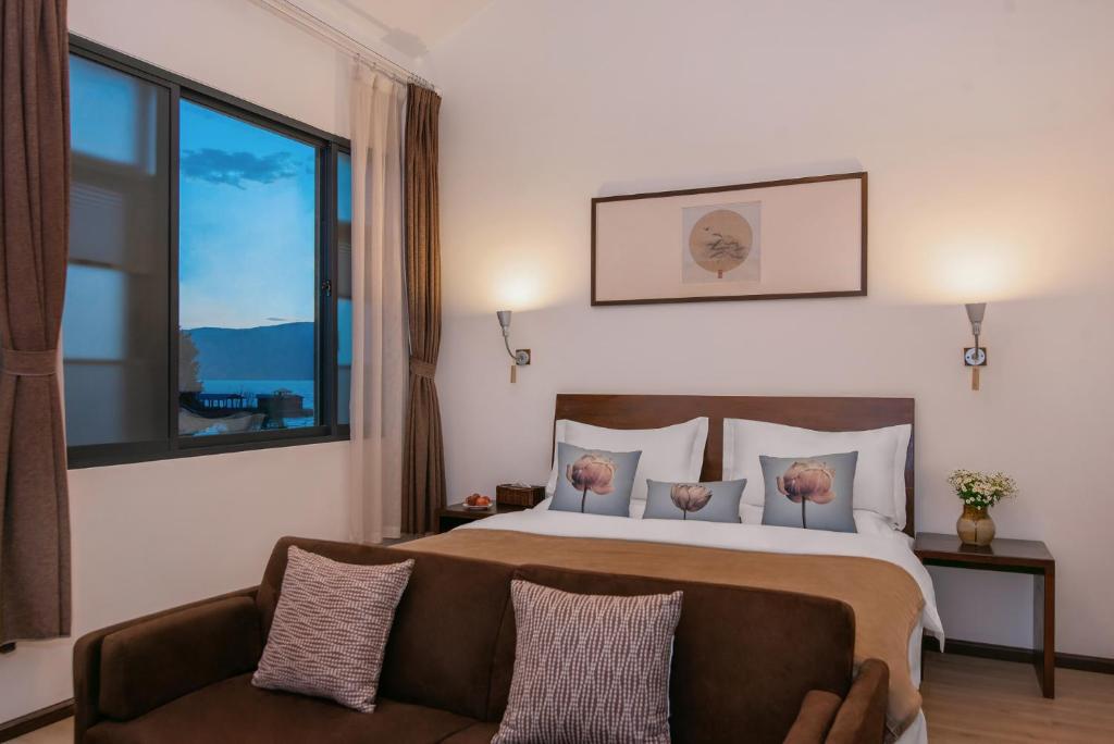 Postel nebo postele na pokoji v ubytování Dali Yanyuan Erhai Retreat