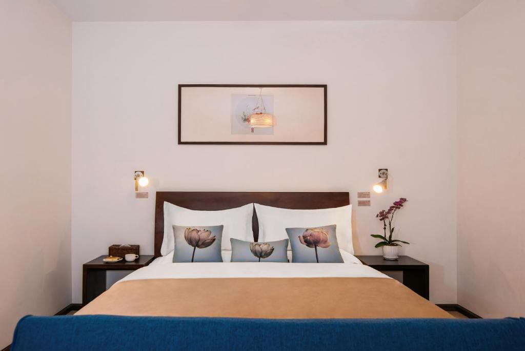 Postel nebo postele na pokoji v ubytování Dali Yanyuan Erhai Retreat