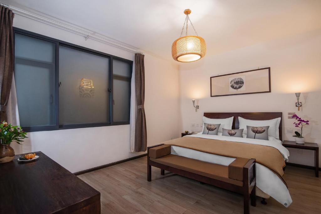Postel nebo postele na pokoji v ubytování Dali Yanyuan Erhai Retreat