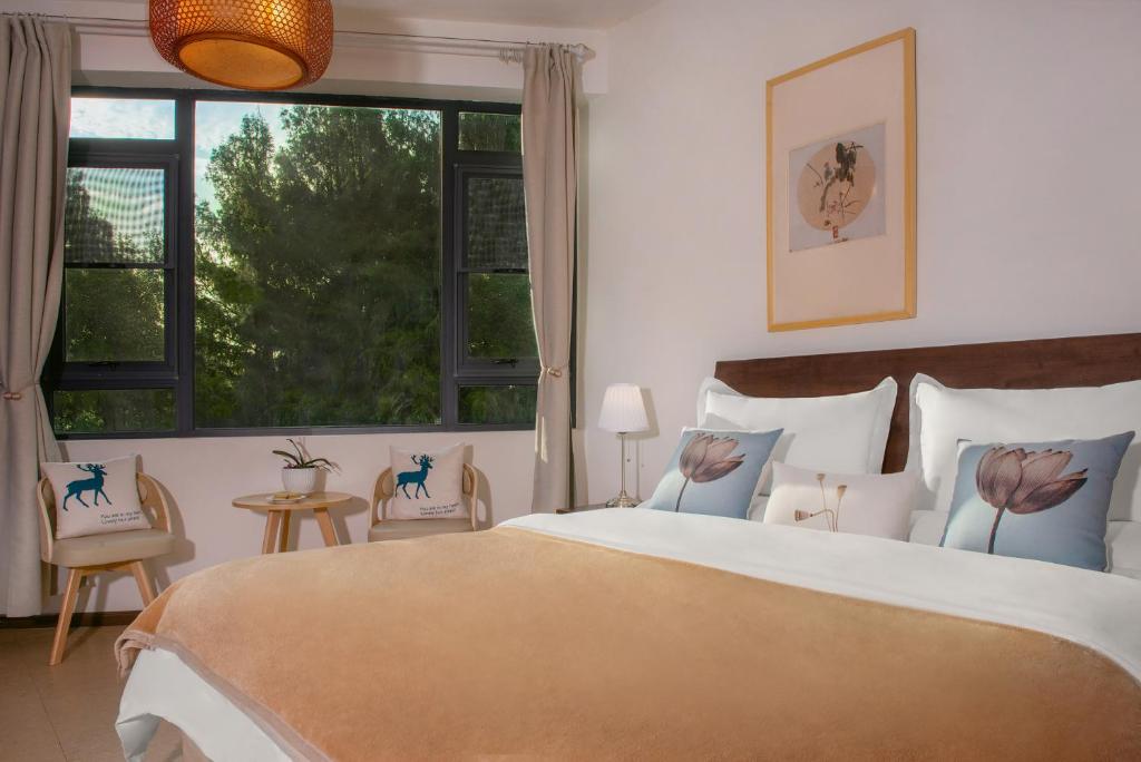 Postel nebo postele na pokoji v ubytování Dali Yanyuan Erhai Retreat