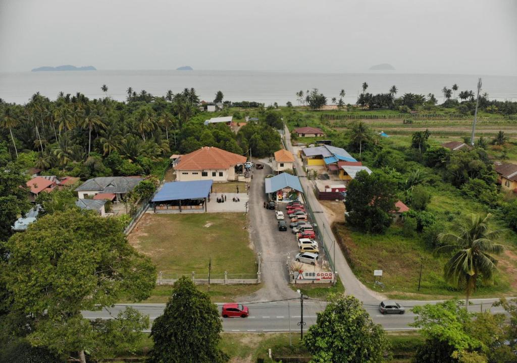 una vista aérea de una pequeña localidad con coches aparcados en Bee Good Chalet en Yan