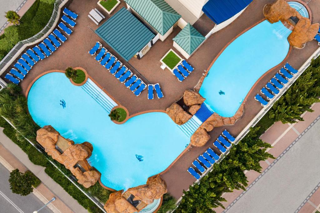 una vista aérea de una piscina en un complejo en Courtyard Virginia Beach Oceanfront / North 37th Street en Virginia Beach