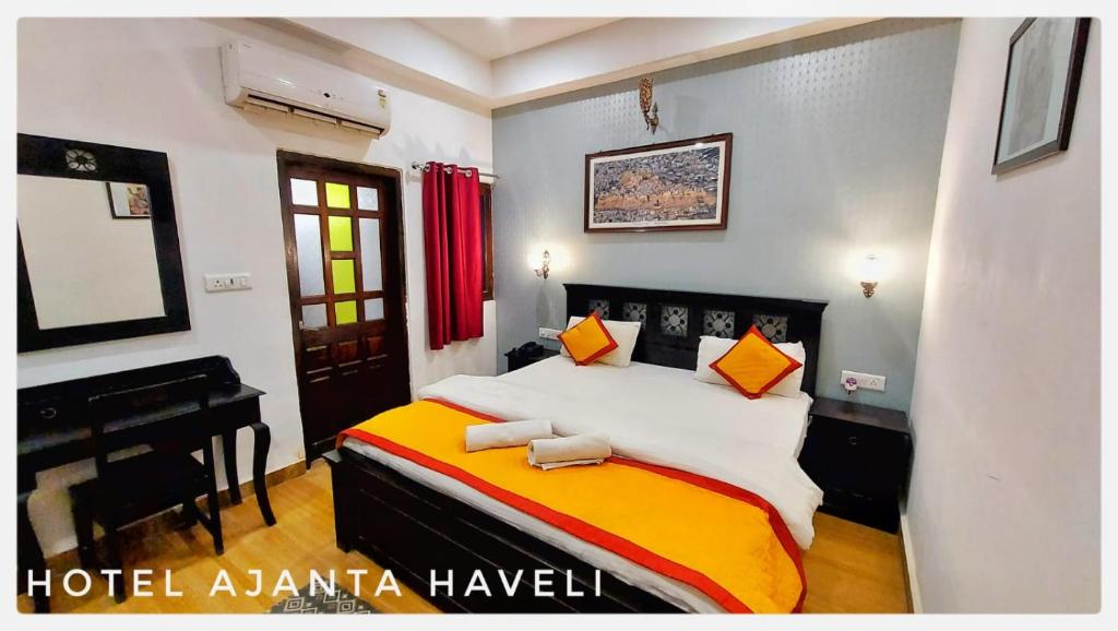 Postel nebo postele na pokoji v ubytování Hotel Ajanta Haveli