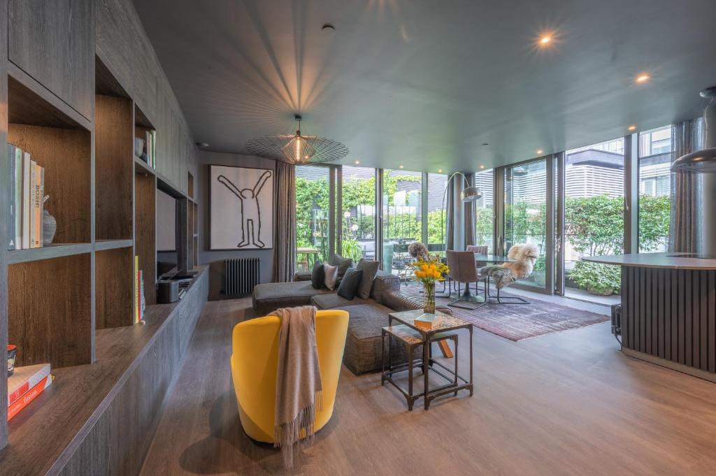 Et opholdsområde på Luxurious Penthouse, Expansive Wrap-Around Terrace