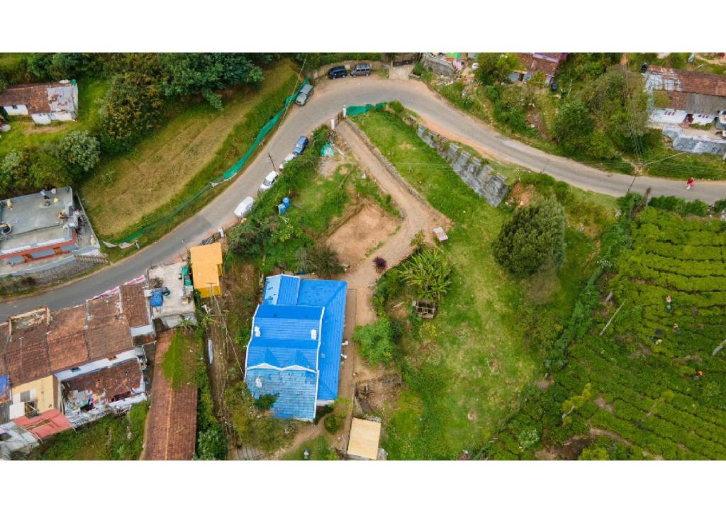 una vista aérea de una casa y una carretera en Villa Evora, en Ooty