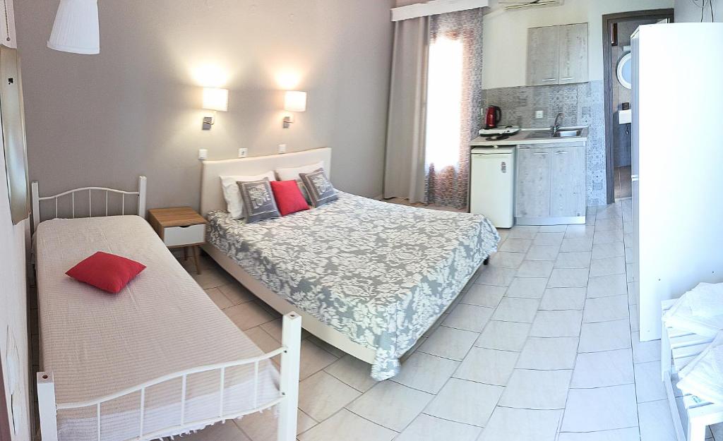Łóżko lub łóżka w pokoju w obiekcie Studios Thea Fresh Rooms Thassos