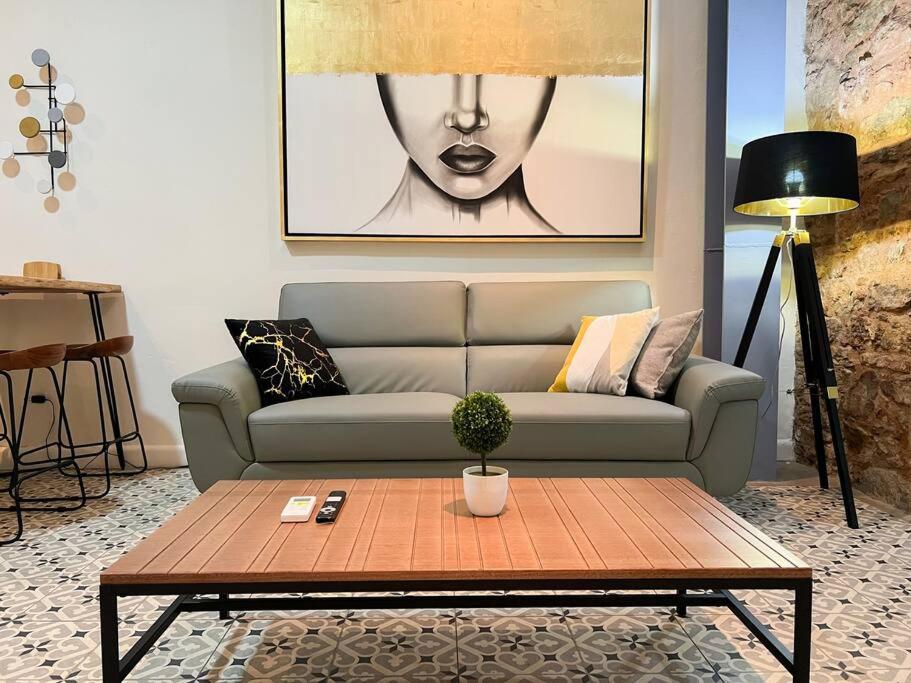 ein Wohnzimmer mit einer Couch und einem Couchtisch in der Unterkunft Apartamento en el corazón de Casco Viejo Panamá 14 in Panama-Stadt