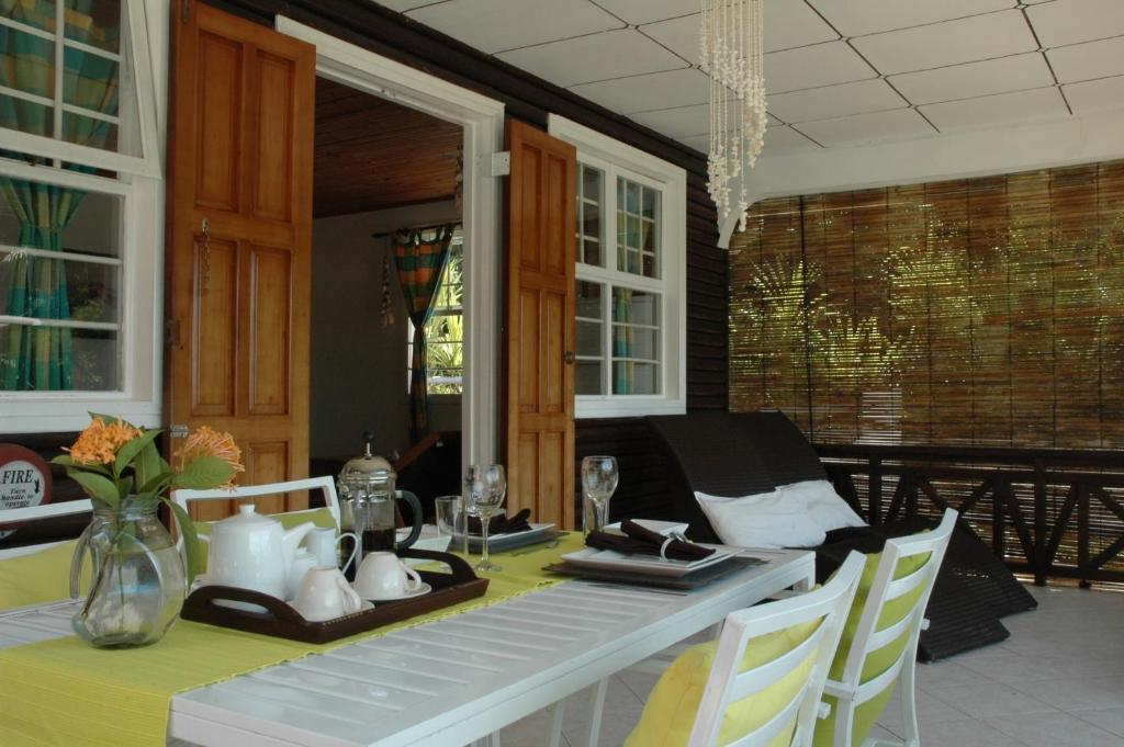 Posezení v ubytování Kokogrove Chalets