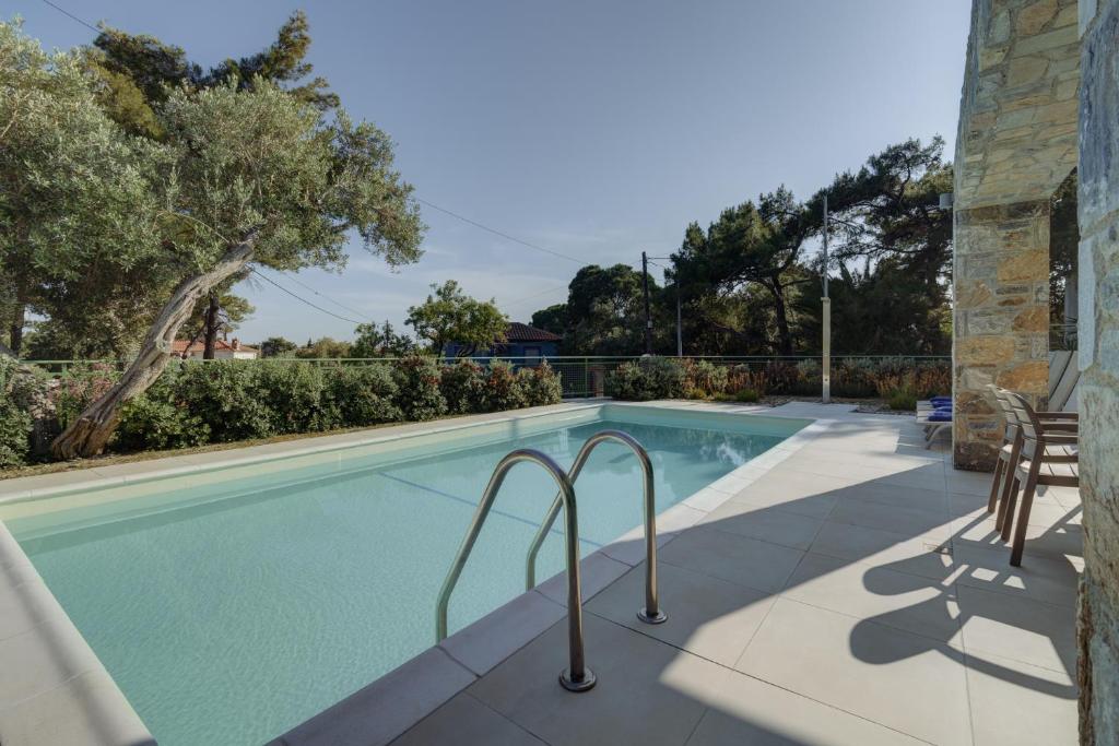 Bazén v ubytovaní Ouzo Stone House 2 with private pool alebo v jeho blízkosti