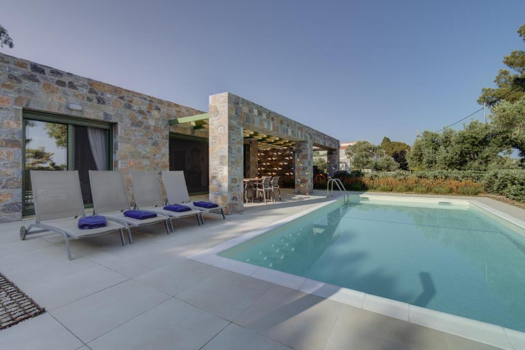 Bazén v ubytování Ouzo Stone House 2 with private pool nebo v jeho okolí