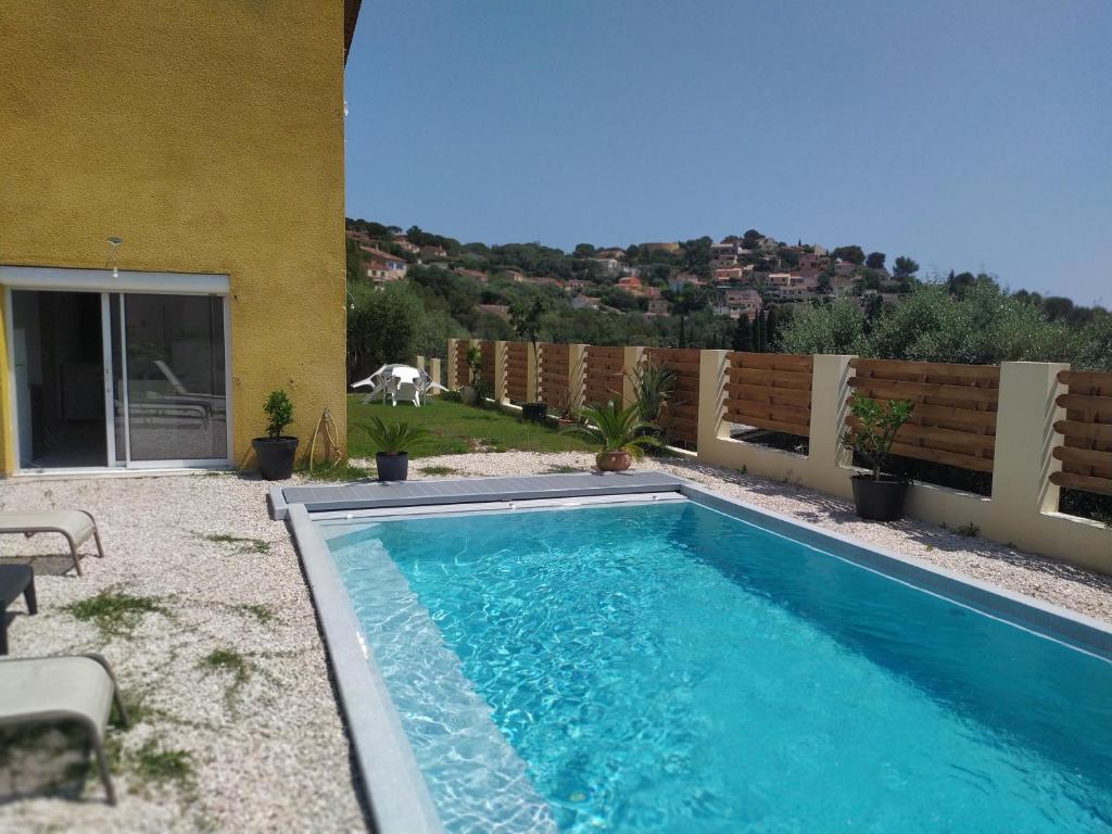 une piscine dans l'arrière-cour d'une maison dans l'établissement Pierine, au Lavandou