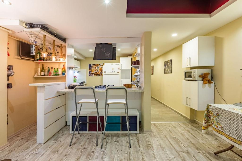 eine Küche mit zwei Hockern an einer Theke in einem Zimmer in der Unterkunft Stylish in Istanbul