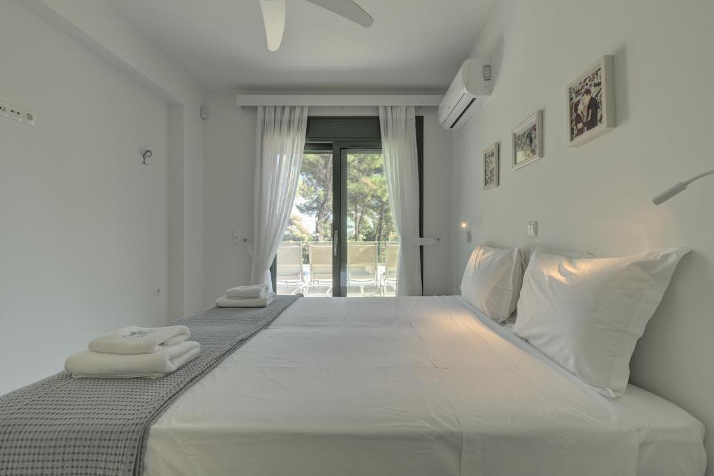 Posteľ alebo postele v izbe v ubytovaní Ouzo Stone House 2 with private pool