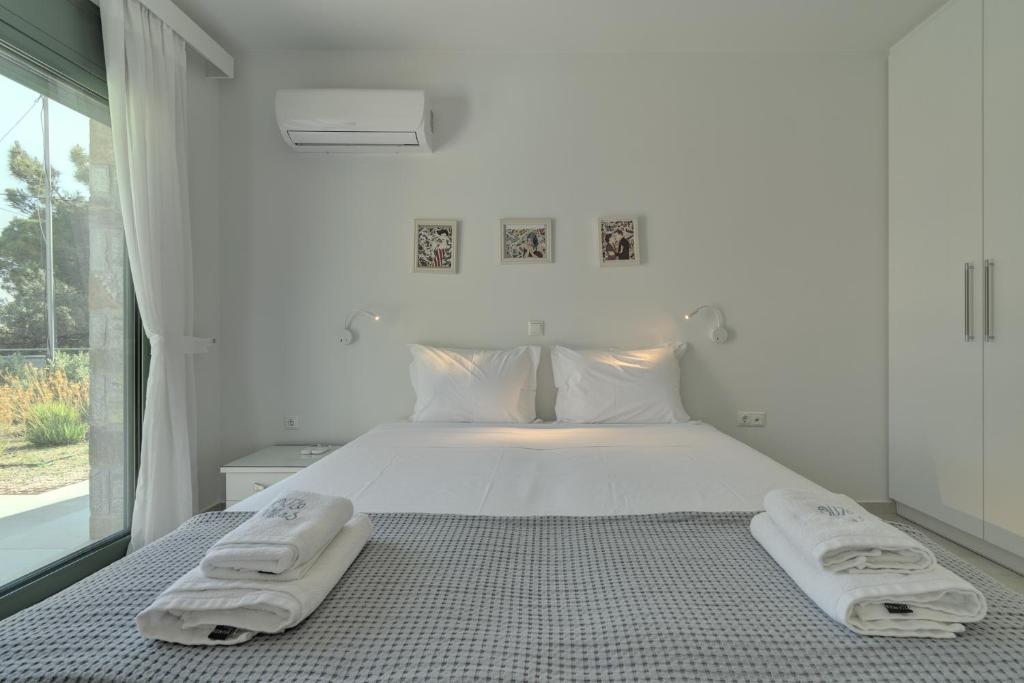 Posteľ alebo postele v izbe v ubytovaní Ouzo Stone House 2 with private pool