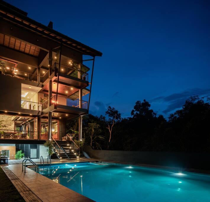 ein Haus mit Pool in der Nacht in der Unterkunft Kurokawa Kalutara in Kalutara