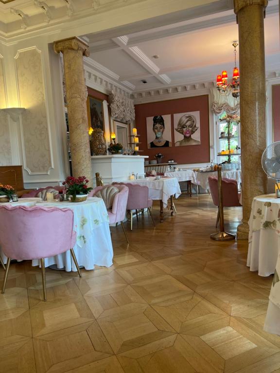 Restaurace v ubytování Hôtel Le Manoir