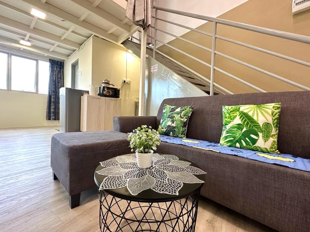 ein Wohnzimmer mit einem Sofa und einem Tisch in der Unterkunft CEO9 Duplex Premier Suite #2-7Pax#Pisa#USM#Pantai Hospital in Bayan Lepas