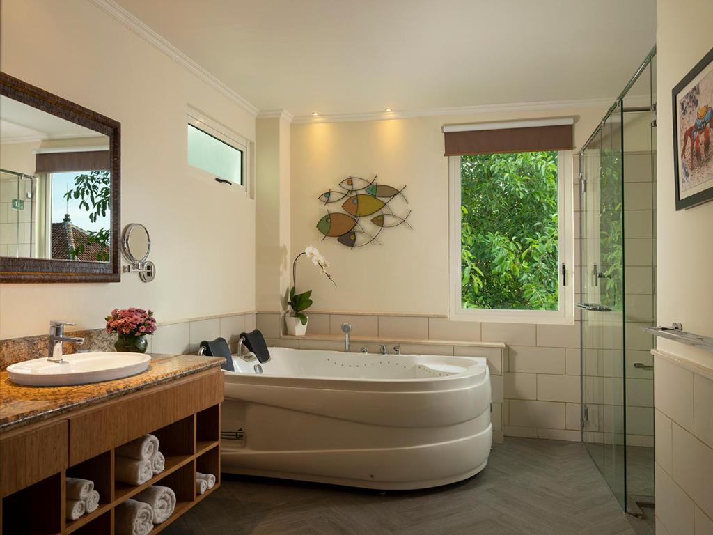 勒吉安的住宿－Anantara Vacation Club Legian，带浴缸和两个盥洗盆的大浴室