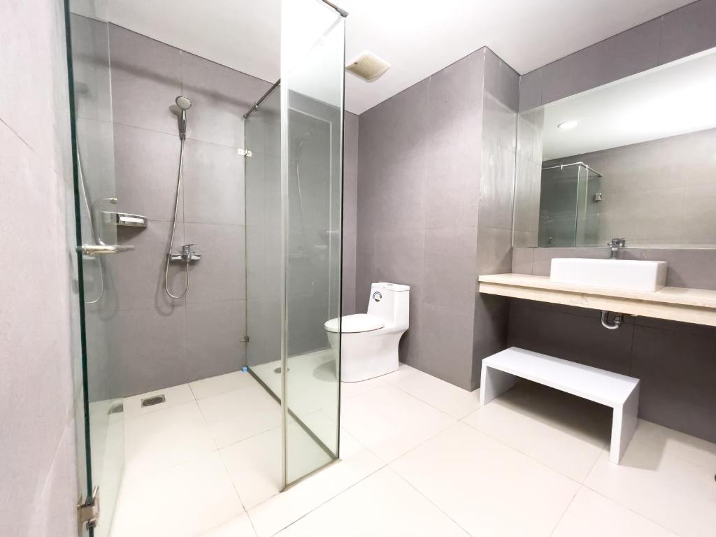 La salle de bains est pourvue d'une douche, de toilettes et d'un lavabo. dans l'établissement 2 kamar Amarta apartemen By Tempattinggaljog, à Kejayan