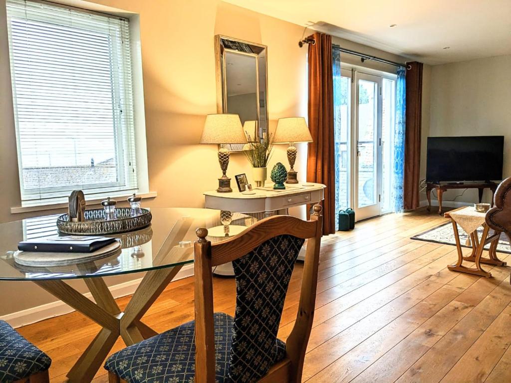 sala de estar con mesa y TV en 18 Mill Wharf Apartment, en Berwick-Upon-Tweed