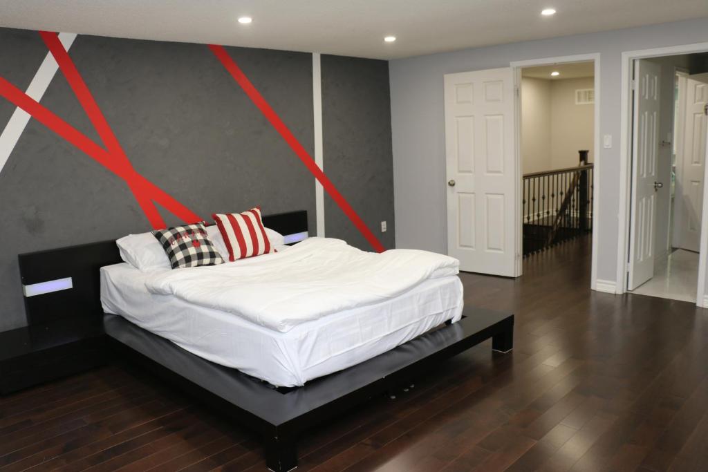 馬卡姆的住宿－Quiet and Contemporary Home，卧室配有一张墙上红色箭头的床