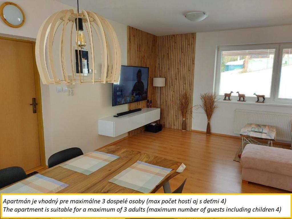 ein Wohnzimmer mit einem Sofa und einem Tisch in einem Zimmer in der Unterkunft Apartment SKI-BIKE-HIKE, Vyšné Ružbachy in Vyšné Ružbachy