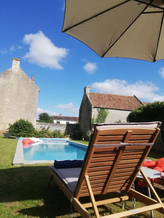 Bazén v ubytování Le Clos de l'Aiguillon nebo v jeho okolí