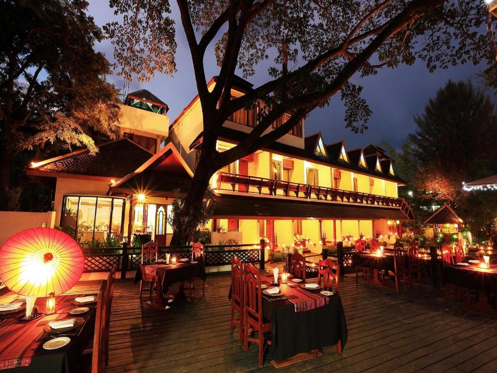 Un restaurante o sitio para comer en Hotel Amazing Nyaung Shwe