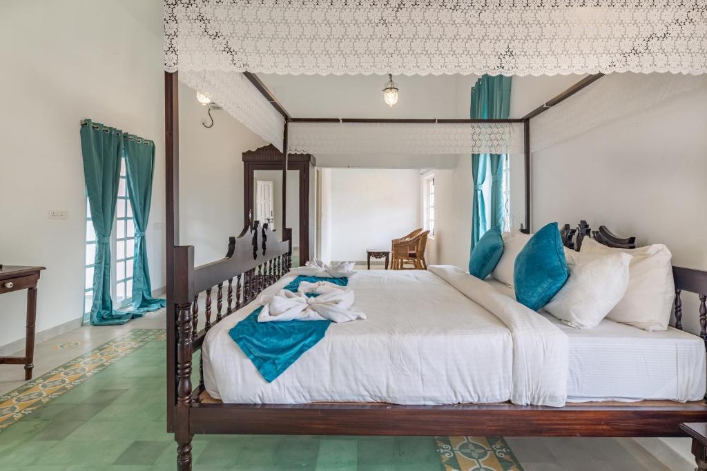 Postel nebo postele na pokoji v ubytování Silva Heritage Resort Goa