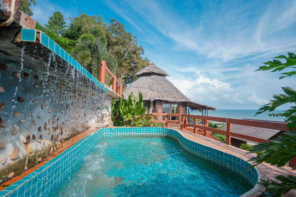 Bazén v ubytování Koh Jum Resort nebo v jeho okolí