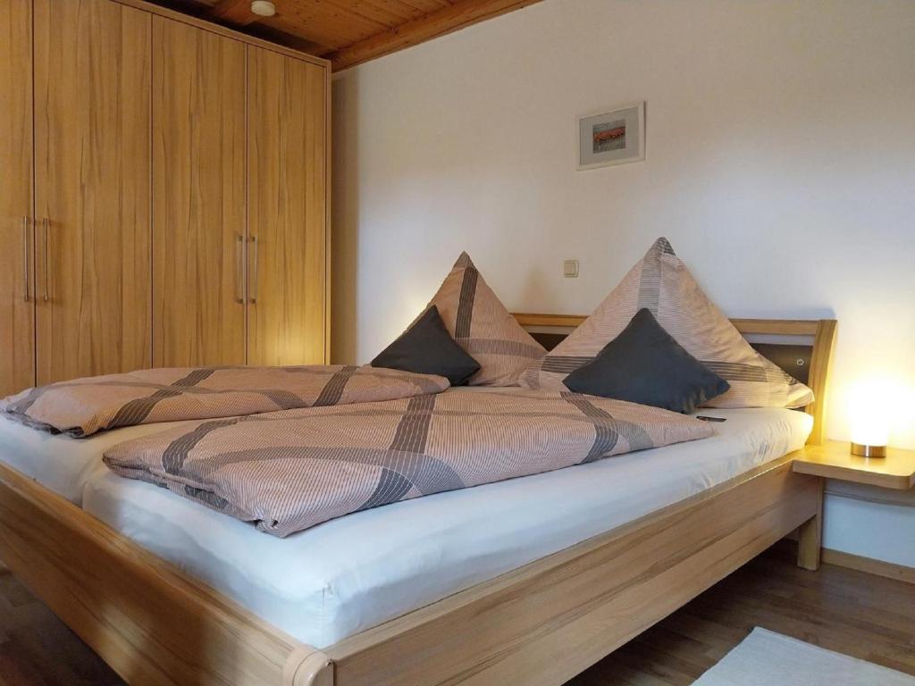 1 dormitorio con 1 cama grande y 2 almohadas en Gschwandnerhof, en Michelsneukirchen