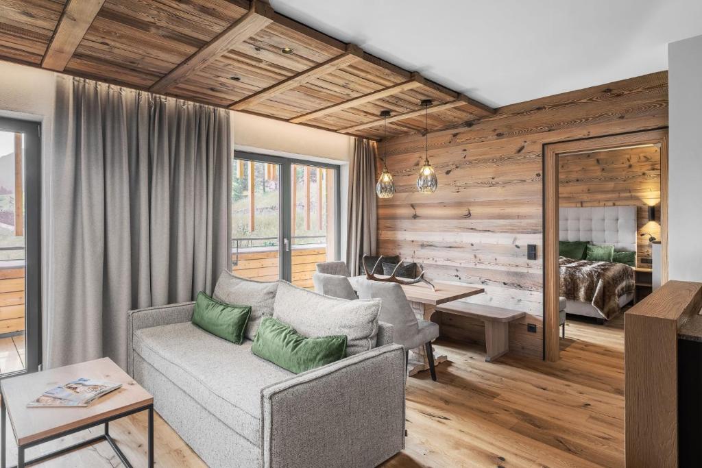 een woonkamer met een bank en een tafel bij Lech Valley Lodge in Warth am Arlberg