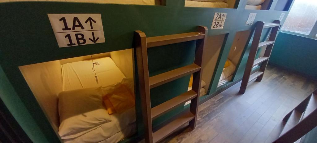 Palanda nebo palandy na pokoji v ubytování Wasabi Mita Hotel