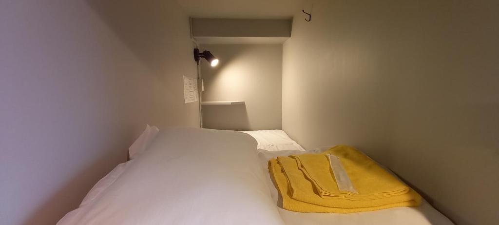 Postel nebo postele na pokoji v ubytování Wasabi Mita Hotel