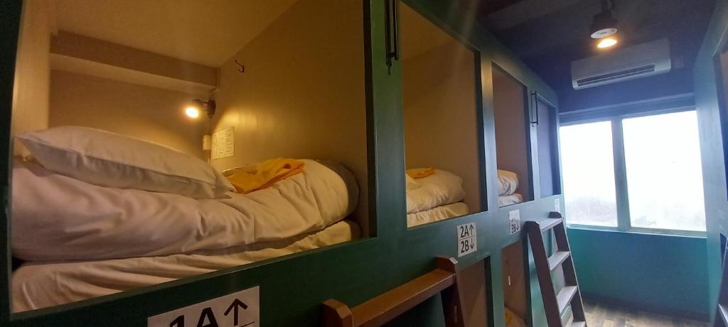 Postel nebo postele na pokoji v ubytování Wasabi Mita Hotel