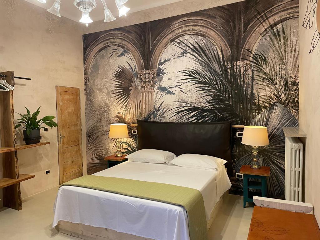 um quarto com uma cama e um mural de parede em Casa Citta em Brescia