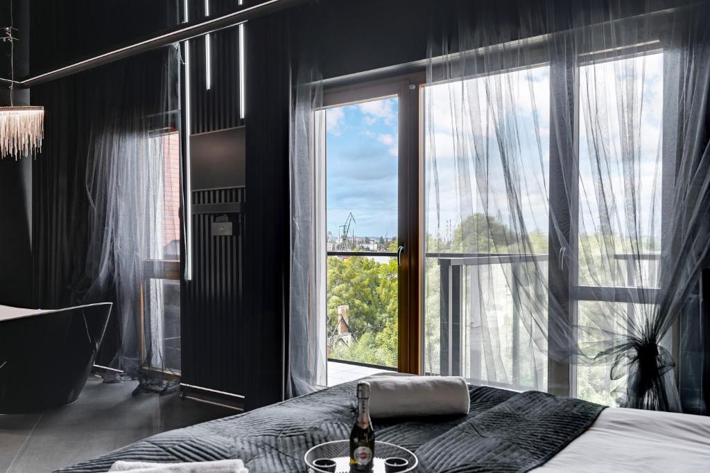 Hollywood Jacuzzi Suite by Downtown Apartments - 16