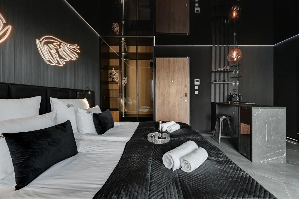 Hollywood Jacuzzi Suite by Downtown Apartments - 11