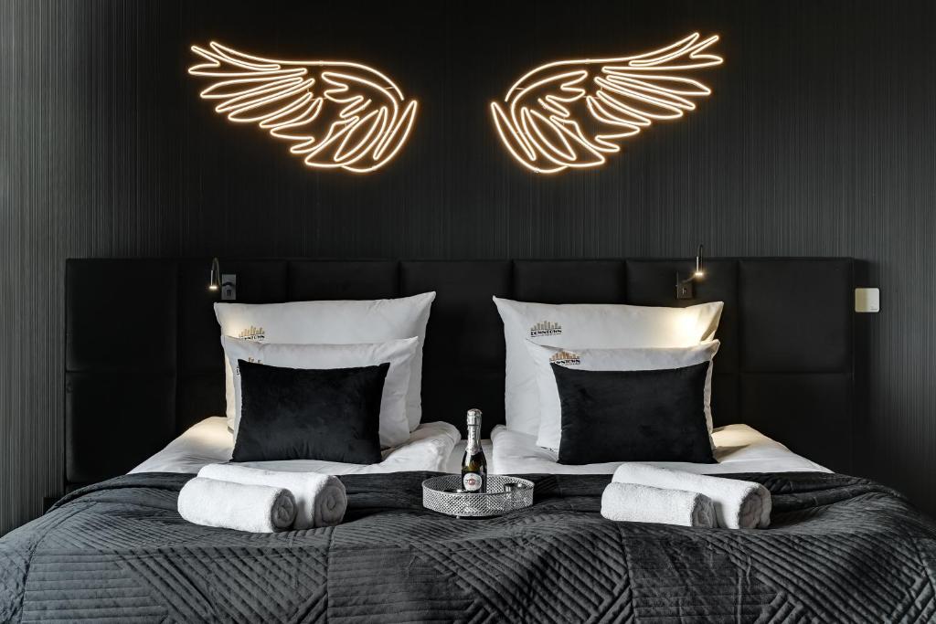 Hollywood Jacuzzi Suite by Downtown Apartments - 12