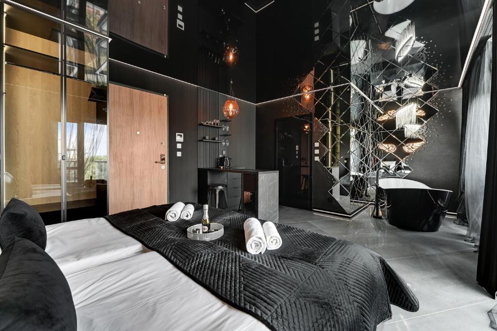 Hollywood Jacuzzi Suite by Downtown Apartments - 7