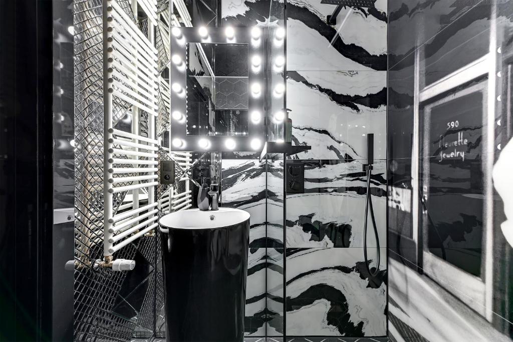 Hollywood Jacuzzi Suite by Downtown Apartments - 17