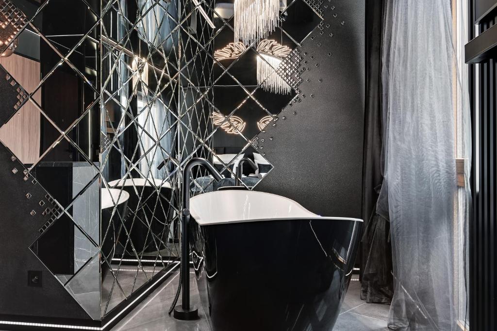 Hollywood Jacuzzi Suite by Downtown Apartments - 13