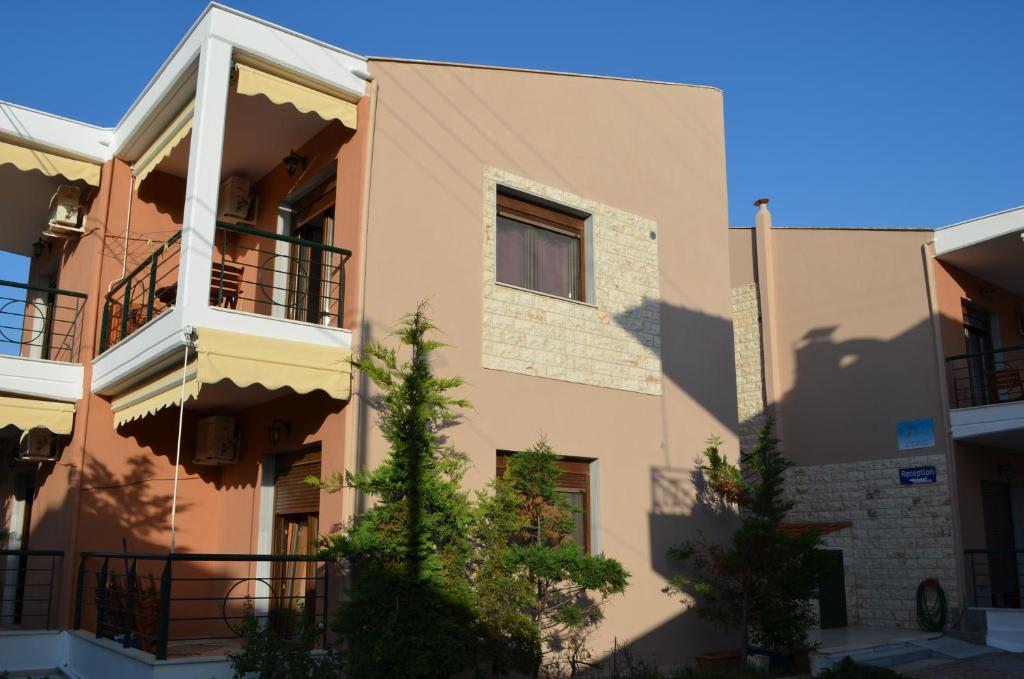 a building with a balcony on the side of it at Villa Maria 2 in Toroni