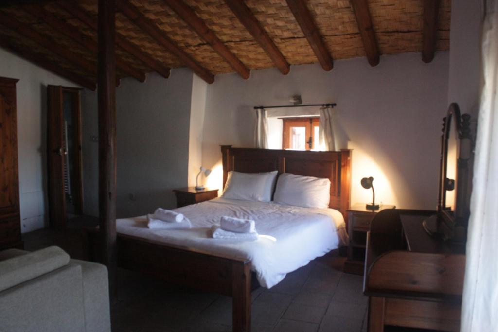En eller flere senge i et værelse på Maritsa Lodge