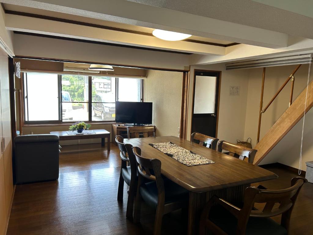 a dining room with a wooden table and chairs at 吉野長屋 in Yoshino