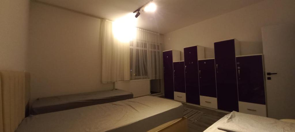 evim pansiyon konaklama في Bostancılı: غرفة نوم صغيرة بسريرين ونافذة
